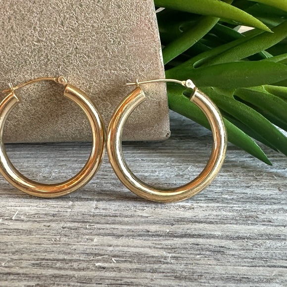 Elegant 14k Gold Hoop Earrings - Picture 2 of 6